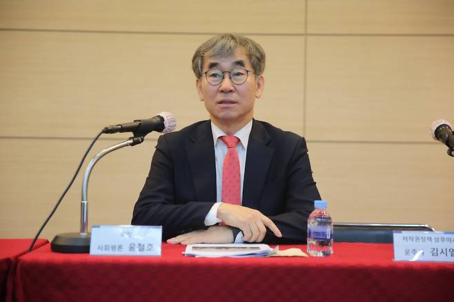 Korean Publishers Association Chairman Yoon Chul-ho speaks at a press conference in Jongno, central Seoul, Tuesday. (KPA)