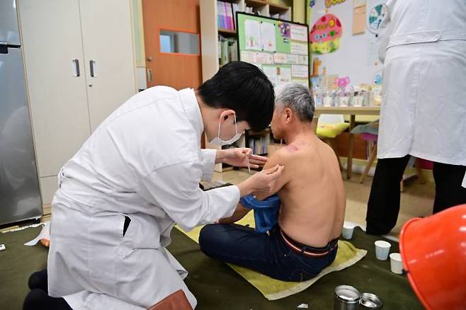 동국대학교 한의학과와 간호대학 연합동아리 한방진료 봉사단이 청송군 주민에게 한방진료를 하고 있다. (청송군 제공) 2024.01.18