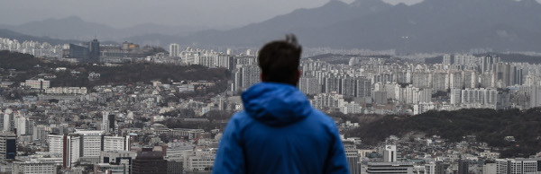 한 시민이 지난달 11일 서울 용산구 남산서울타워에서 서울 시내를 바라보는 모습. 윤웅 기자