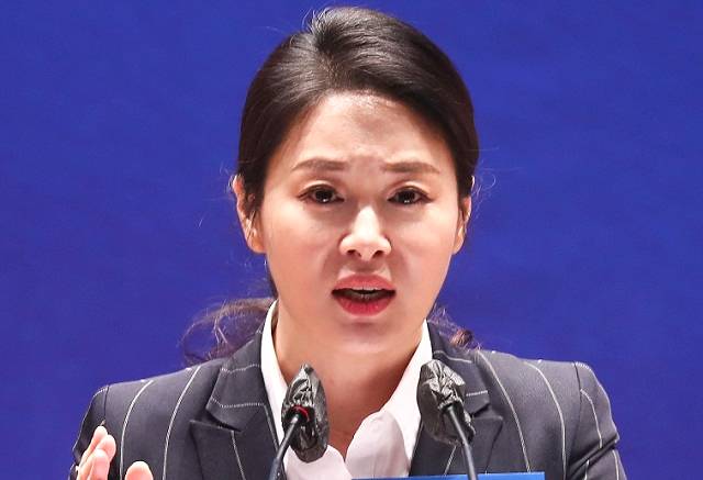 이경 더불어민주당 최고위원 예비후보가 2022년 7월 28일 국회 의원회관에서 열린 더불어민주당 당대표 및 최고위원 선출을 위한 예비경선대회에서 정견을 발표하고 있다. 뉴시스(공동취재사진)