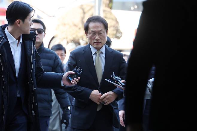 해직 교사를 부당하게 특별채용했다는 의혹으로 1심에서 징역형의 집행유예를 선고받은 조희연 서울시교육감이 18일 오후 서울 서초구 서울고등법원에서 열리는 항소심 선고 공판에 출석하고 있다. [사진 출처 = 연합뉴스]