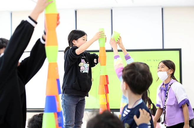 [광주=뉴시스] 광주 북구 양산도서관 겨울방학 독서교실에 참가한 초등학생들이 컵 쌓기를 하고 있다. (사진=광주 북구 제공) 2024.01.18. photo@newsis.com *재판매 및 DB 금지