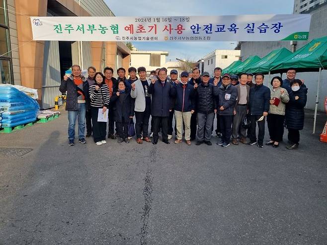 [진주=뉴시스]진주서부농협 예초기 사용 안전교육.(사진=서부농협 제공).2024.01.18.photo@newsis.com *재판매 및 DB 금지