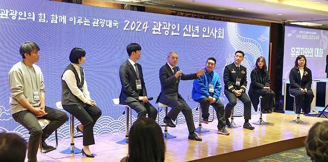 [서울=뉴시스] 유인촌 문화체육관광부 장관이 18일 서울 중구 롯데호텔에서 열린 2024 관광인 신년 인사회에 참석해 관광 발전 업무 유공자와 대화하고 있다. (사진=문화체육관광부 제공) 2024.01.18. photo@newsis.com *재판매 및 DB 금지