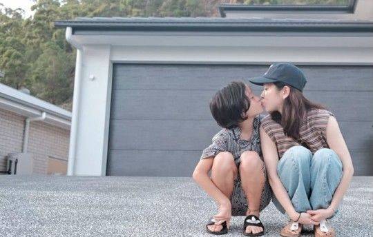 [서울=뉴시스] 배우 한지민이 소셜미디어를 통해 조카와 뽀뽀하는 모습을 공개했다. (사진=한지민 인스타그램 캡처) 2024.01.18. photo@newsis.com *재판매 및 DB 금지