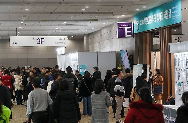 지난해 서울 강남구 삼성동 코엑스에서 열린 2023 북한이탈주민일자리박람회에서 구직자들이 전시장을 둘러보고 있다. 연합뉴스