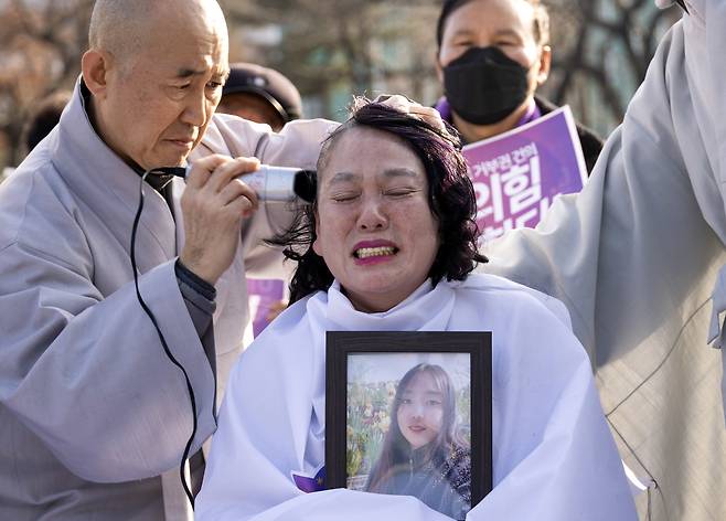 1월18일 이태원 참사 유가족들이 국민의힘 규탄 및 윤석열 대통령의 특별법 즉각 공포를 촉구하며 삭발을 하고 있다. ⓒ시사IN 조남진