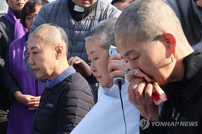 이태원 참사 유가족, 국민의힘 특별볍 거부권 행사 건의에 삭발 (서울=연합뉴스) 서대연 기자 = 10.29 이태원 참사 유가족들이 18일 오후 서울 용산구 대통령실 인근에서 국민의힘의 이태원 참사 진상규명 특별법에 대한 대통령 거부권 행사 건의를 규탄하며 삭발식을 하고 있다.
    국민의힘은 이날 열린 의원총회에서 더불어민주당이 국회 본회의에서 단독 처리한 이태원 참사 특별법과 관련해 윤석열 대통령에게 거부권(재의요구권) 행사를 건의하기로 했다고 밝혔다. 2024.1.18 dwise@yna.co.kr