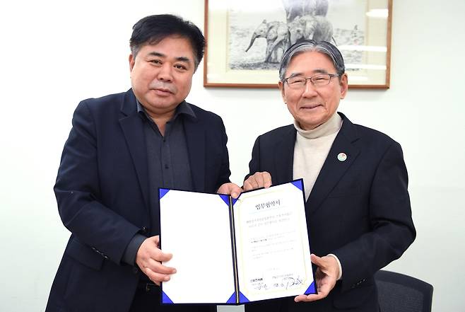 맨발걷기국민운동본부 박동창 회장(오른쪽)과 스포츠서울 송기윤 대표   [스포츠서울 제공. 재배포 및 DB 금지]