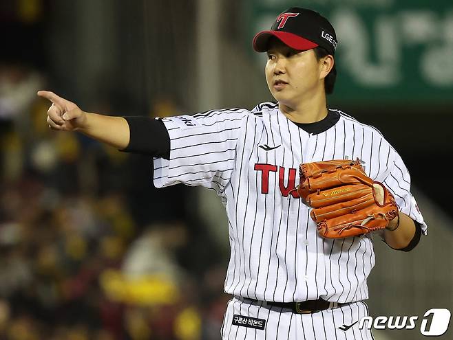 13일 서울 잠실야구장에서 열린 '2023 신한은행 SOL KBO 포스트시즌' 한국시리즈 5차전 kt 위즈와 LG 트윈스의 경기, LG 유영찬이 6회초 1사 kt 알포드를 상대로 삼진을 잡아내고 있다. 2023.11.13/뉴스1 ⓒ News1 김진환 기자