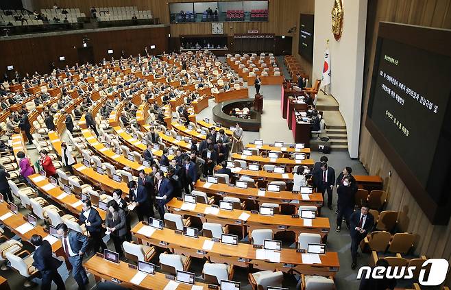 지난 9일 서울 여의도 국회 본회의장에서 본회의에서 10.29 이태원 참사 진상규명과 재발 방지를 골자로 한 이태원 참사 특별법 수정안 표결을 앞두고 국민의힘 의원들이 본회의장을 나서고 있다. 2024.1.9/뉴스1 ⓒ News1 임세영 기자