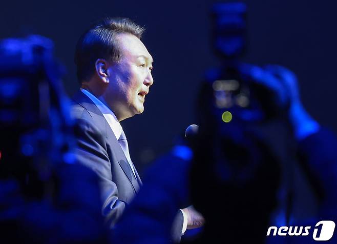 윤석열 대통령이 19일 강원도 강릉 스피드스케이팅 경기장(강릉 OVAL)에서 열린 2024 강원동계청소년올림픽 개회식에서 개회선언을 하고 있다. 2024.1.19/뉴스1 ⓒ News1 김진환 기자