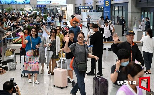 24일 인천국제공항 제1여객터미널에서 중국인 단체 관광객들이 입국하고 있다. 이날 한중 수교 31주년을 기념해 한국관광공사는 중국인 단체 관광객 환대 행사를 진행 했다. 사진=강진형 기자aymsdream@