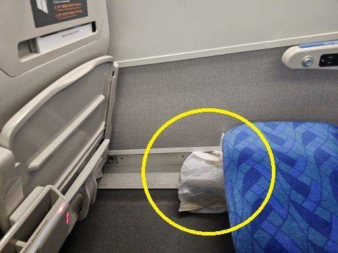 열차 내에서 도시락을 섭취하고 뒷처리를 하지 않고 간 승객의 모습. [사진=온라인 커뮤니티 갈무리]