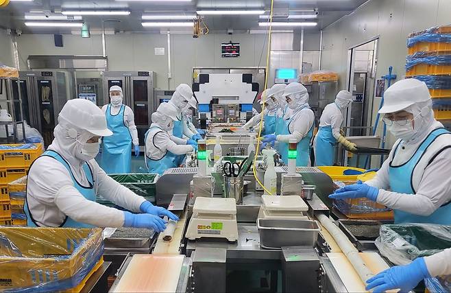 18일 경남 하동군 복을만드는사람들 공장에서 직원들이 김밥을 말고 있다./복을만드는사람들 제공.