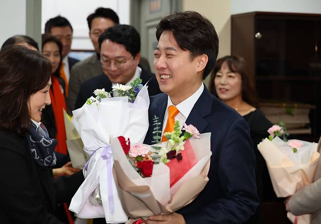 이준석 개혁신당 정강정책위원장이 19일 서울 용산 전국호남향우회총연합회를 찾아 관계자로부터 꽃다발을 받고 있다./뉴시스