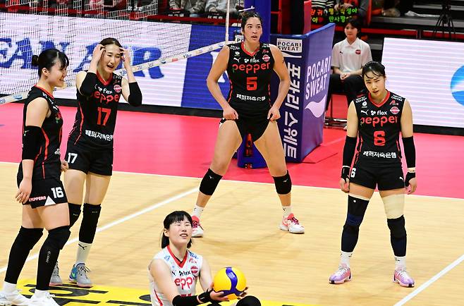 프로배구 여자부 페퍼저축은행 선수들이 19일 광주광역시 페퍼스타디움에서 열린 V리그 4라운드 안방 경기에서 현대건설의 공격을 막지 못한 뒤 아쉬워하는 모습. /한국배구연맹