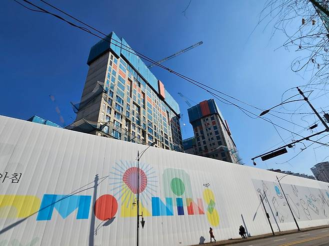 경원중학교를 등지고 (신반포로33길 위에서) 바라본 메이플자이 단지 모습/사진=이미호기자