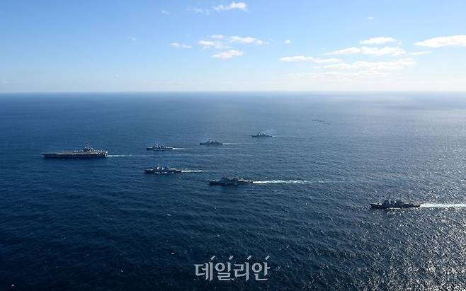 한미 해군 및 일본 해상자위대가 제주 남방 공해상에서 한미일 해상훈련을 실시하는 모습. ⓒ합동참모본부