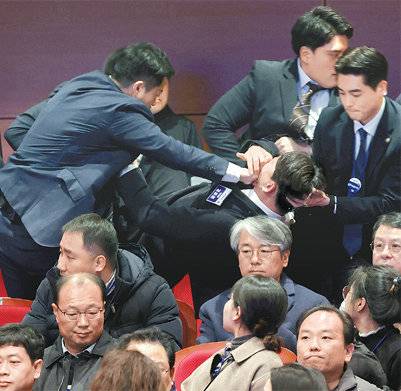 18일 전북 전주시 덕진구 한국소리문화의전당 모악당에서 열린 전북특별자치도 출범식에서 윤석열 대통령을 향해 “국정기조를 바꾸셔야 됩니다”라고 소리친 진보당 강성희 의원이 경호원에 붙들려 행사장 밖으로 이동하고 있다. 전주=뉴시스