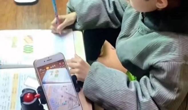 900명의 누리꾼이 지켜보는 가운데 공부를 하고 있는 중국 소년. 출처=더우인 캡처