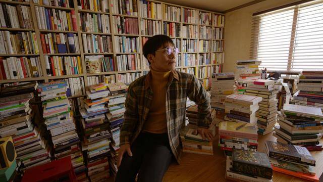 박태근 위즈덤하우스 본부장이 빼곡히 찬 서재를 응시하고 있다. 인천=하상윤 기자