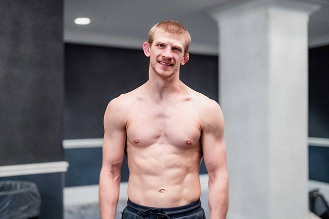 21일(한국시간) 캐나다 토론토의 스코비아뱅크에서 열리는 UFC 297 대회에서 모브사르 에블로에프(러시아)와 대결하는 아놀드 앨런. 사진=UFC