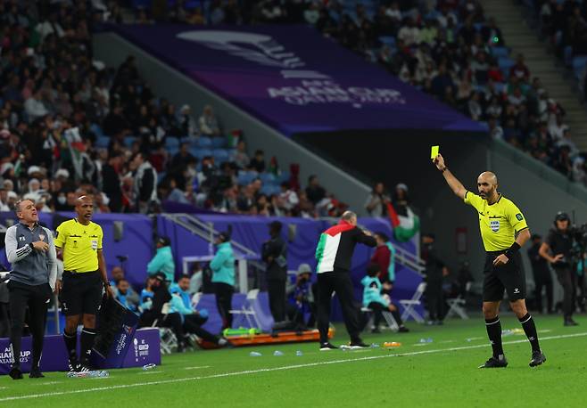 <yonhap photo-0816="">(알와크라=연합뉴스) 김도훈 기자 = 18일(현지시간) 카타르 알와크라 알자누브 스타디움 열린 2023 아시아축구연맹(AFC) 아시안컵 조별리그 C조 팔레스타인 대 아랍에미리트 경기. 아랍에미리트 파울루 벤투 감독이 심판 판정에 항의하다 경고를 받고 있다.&nbsp;</yonhap>