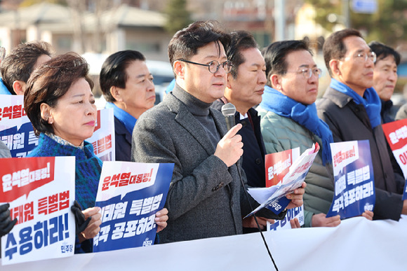 홍익표 더불어민주당 원내대표와 의원들이 19일 서울 용산구 대통령실 앞에서 이태원참사 진상규명 특별법 즉각 공포를 촉구하는 기자회견을 하고 있다. 2024.01.19. [사진=뉴시스]