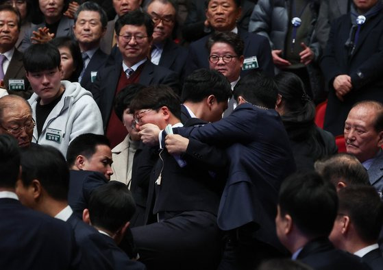 이날 출범식에서 대통령실 경호관들에게 강제 퇴장당하고 있는 강성희 진보당 의원(가운데). [연합뉴스]