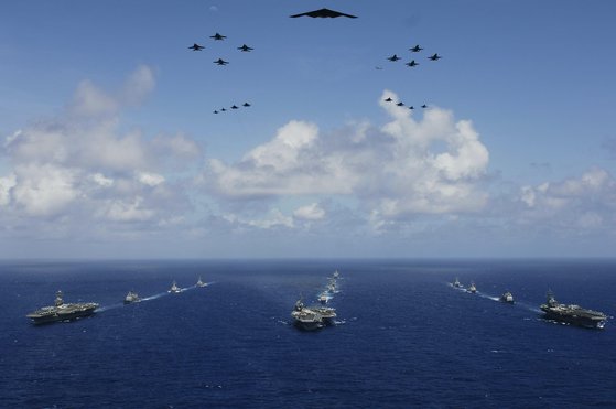 2006년 6월 괌 인근 바다에서 열린 미국 해군ㆍ공군ㆍ해병대ㆍ해안경비대의 합동 훈련인 밸리언트 실드. 바다에선 항공모함 3척이 호위함을 이끌고 있고, 하늘에선 스텔스 폭격기인 B-2 스피릿의 뒤를 F-15ㆍF-16ㆍF-18 전투기가 따라가고 있다. 함정 28척, 항공기 300대 이상, 병력 2만명이 참가한 사상 최대 훈련이다. 이 같은 미국의 군사력도 최근 약해지고 있는 추세다. 미 공군
