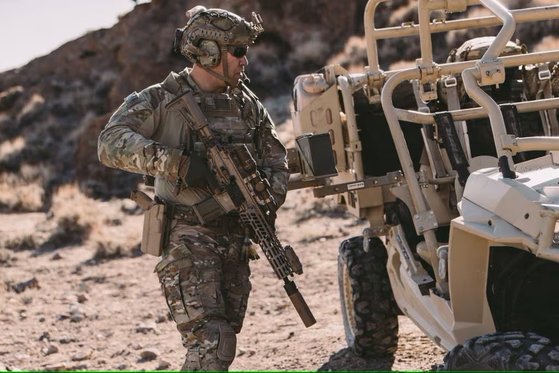 미 육군의 차세대 분대 화기인 XM7을 들고 있는 병사. 미 육군