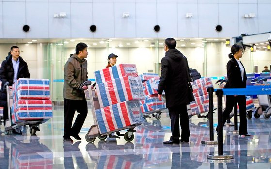 지난 2019년 북한 해외노동자로 추정되는 이들이 중국 베이징 서우두 공항에서 출국 준비를 하고 있다. 연합뉴스