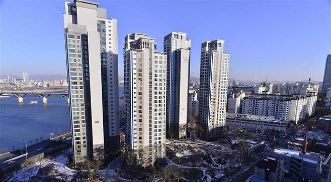 서울 강남구 청담동 '청담자이'. 토지거래허가구역으로 지정됐지만, 경매로 주택을 취득하게 되면 실거주 의무가 없다. /  사진=한경DB