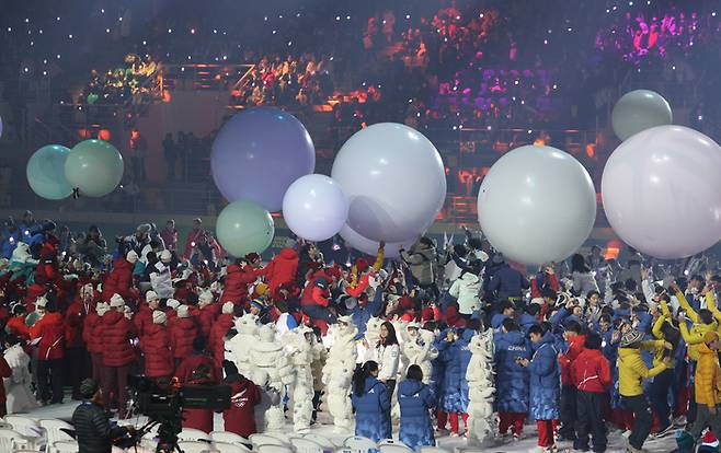19일 오후 강원도 강릉 스피드스케이트 경기장에서 열린 2024 강원 동계청소년올림픽 개회식에서 참가 선수들이 문화 공연을 함께 즐기고 있다. 연합뉴스