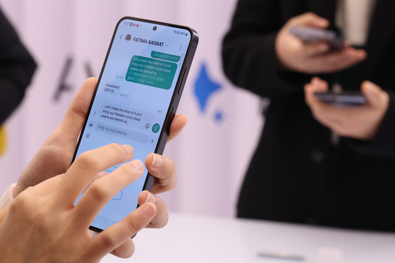 A user experiences an AI-powered text translation feature on Galaxy S24 in Seocho District in southern Seoul on Thursday. [NEWS1]