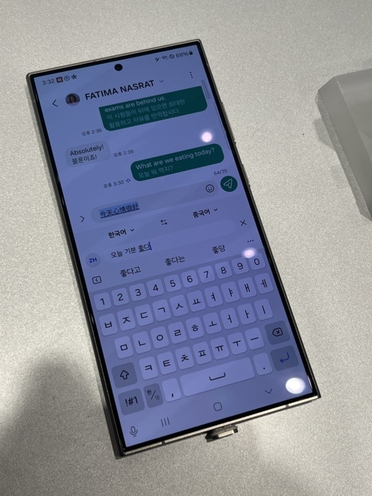 갤럭시 S24를 통해 문자 메시지도 실시간 번역 기능을 이용할 수 있다. [사진=안서진 기자]