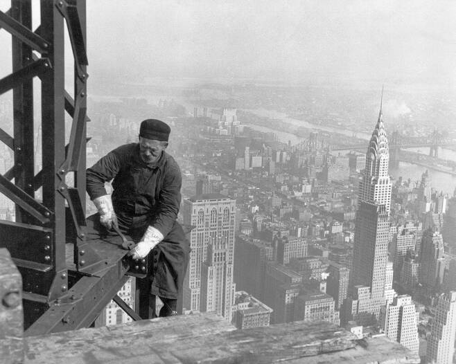 사진작가 루이스 하인이 1931년 미국 뉴욕 엠파이어스테이트 빌딩 건설 현장 노동자를 촬영한 사진. 위키미디어코먼스