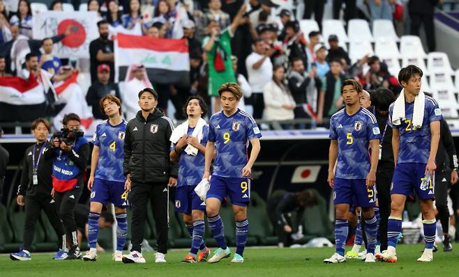 일본 축구대표팀이 이라크에게 1-2로 덜미를 잡히며 한국과의 16강전 성사 가능성이 생겼다. 사진은 일본이 19일 저녁(한국시각) 이라크에게 패한 후 팬들에게 인사를 하는 장면. /사진=뉴스1