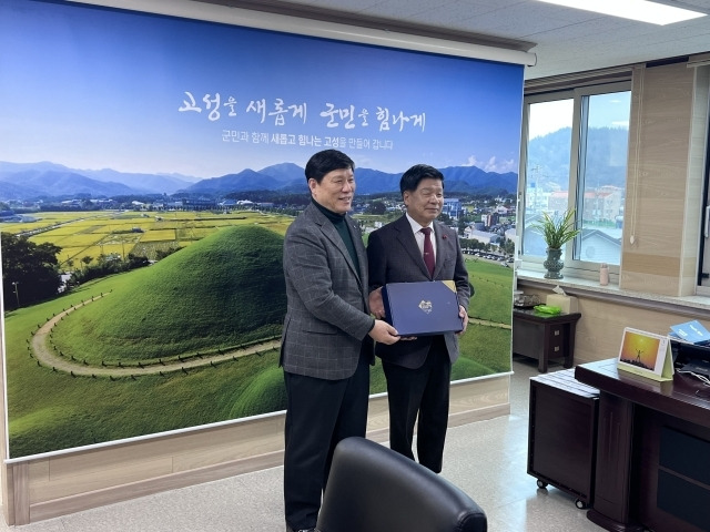 허구연 총재와 이상근 고성군수./KBO