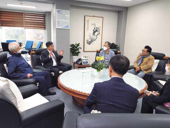 충북 송학중 폐교를 막기 위해 지역 주민이 꾸린 발전위원회가 송학중 교장실에서 회의를 하고 있는 모습 [송학중 발전위원회 제공]