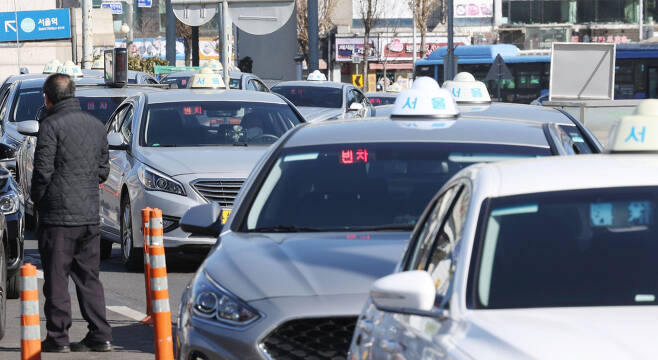 65세 이상 택시기사가 말 그대로 전체의 절반을 넘기면서 ‘운전대 잡을 자격’에 대한 논의로 이어지고 있다. 사진은 서울역 택시승강장에 개인택시들이 줄지어 손님을 기다리고 있는 모습.[연합]
