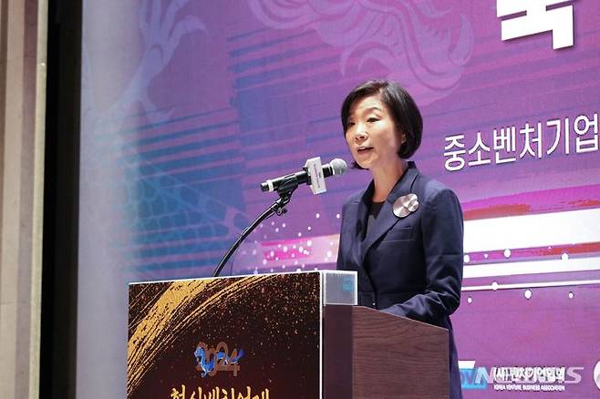 [서울=뉴시스] 19일 양재동 엘타워에서 열린 '2024년도 혁신벤처업계 신년인사회'에서 오영주 중소벤처기업부 장관이 축사를 하고 있다. (사진=벤처기업협회 제공) 2024.01.19. photo@newsis.com