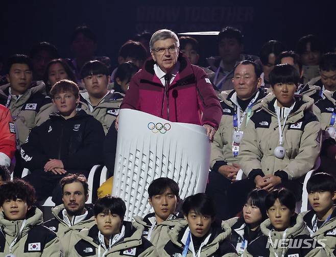 [강릉=뉴시스] 황준선 기자 = 토마스 바흐 국제올림픽위원회(IOC) 위원장이 19일 오후 강원 강릉 스피드스케이팅 경기장에서 열린 2024 강원 동계청소년올림픽 대회 개회식에서 연설하고 있다. 2024.01.19. hwang@newsis.com