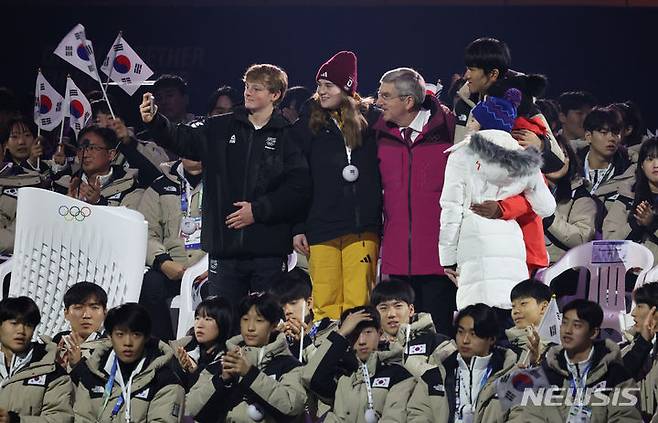 [강릉=뉴시스] 황준선 기자 = 토마스 바흐 국제올림픽위원회(IOC) 위원장이 19일 오후 강원 강릉 스피드스케이팅 경기장에서 열린 2024 강원 동계청소년올림픽 대회 개회식에서 연설을 마친 뒤 각국 선수들과 기념촬영 하고 있다. 2024.01.19. hwang@newsis.com