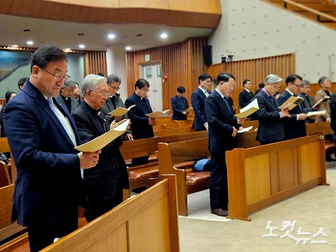 일치기도회에 참석하고 있는 한국기독교교회협의회, 한국천주교회 성직자들.
