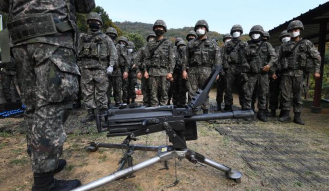 장병들이 사격훈련장에서 K4 고속유탄기관총 사용법에 대해 교육을 받고 있다. 사진 제공=국방일보