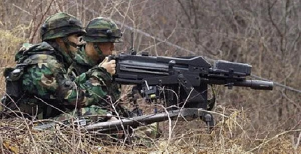 장병들이 훈련 중에 K4 고속유탄기관총을 에 목표물에 겨냥 하고 있다. 사진=나무위키 캡처