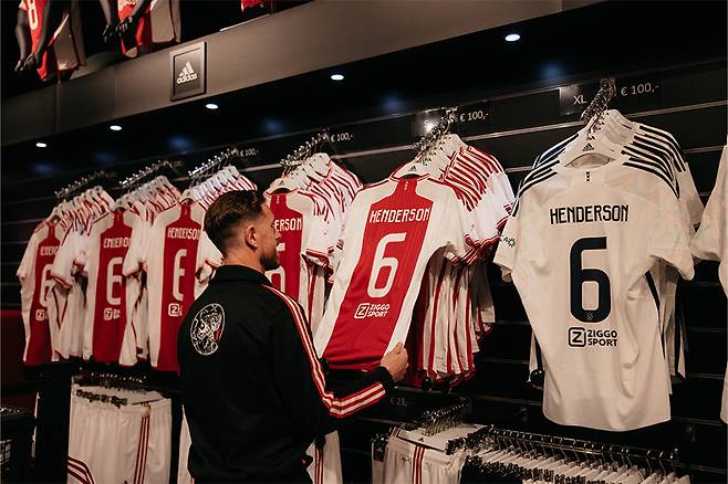 자신의 아약스 유니폼을 바라보는 조던 헨더슨. /사진=아약스 공식 홈페이지 캡처