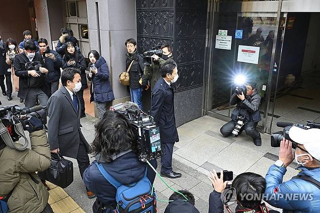 일본 검찰, '비자금' 아베파 사무실 압수수색 (도쿄 교도=연합뉴스) 일본 집권 자민당의 '비자금 스캔들'을 수사 중인 도쿄지검 특수부 관계자들이 작년 12월 19일 오전 압수수색을 위해 도쿄에 있는 아베파 사무소에 들어가고 있다. 2023.12.19 [재판매 및 DB 금지] sungjinpark@yna.co.kr